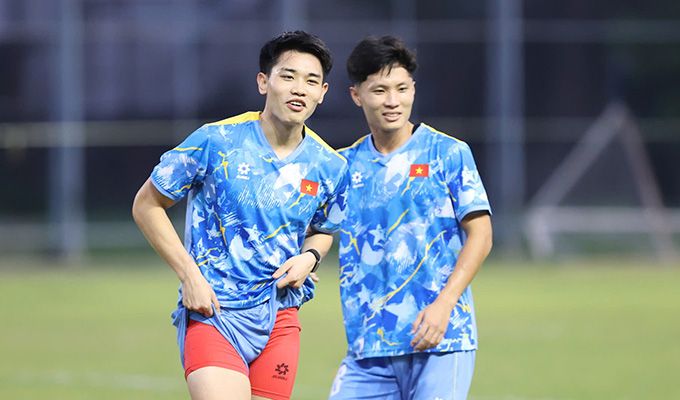 Đình Bắc và Quốc Cường vui vẻ trong buổi tập của U22 Việt Nam 