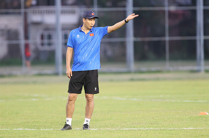 HLV Kim quan sát các học trò tập luyện 