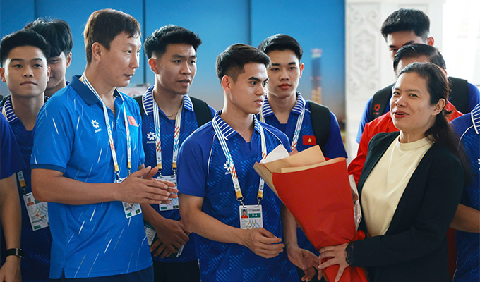 U22 Việt Nam được Tham tán Đại sứ quán Việt Nam tại Thái Lan, bà Hoàng Diễm Hạnh tặng hoa chào mừng ngay khi đến Bangkok, Thái Lan
