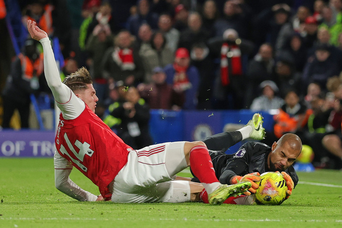 Arsenal đã hòa nhọc nhằn 1-1 với Chelsea, dù đá hơn người