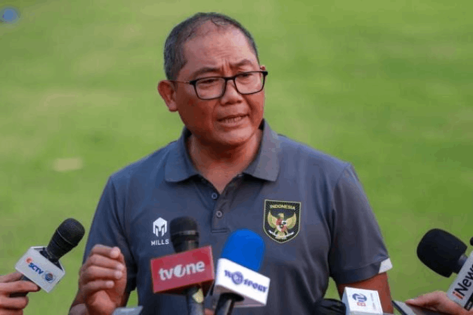 Trưởng đoàn bóng đá Indonesia Sumardji vui mừng khi Campuchia rút khỏi bóng đá nam SEA Games 33