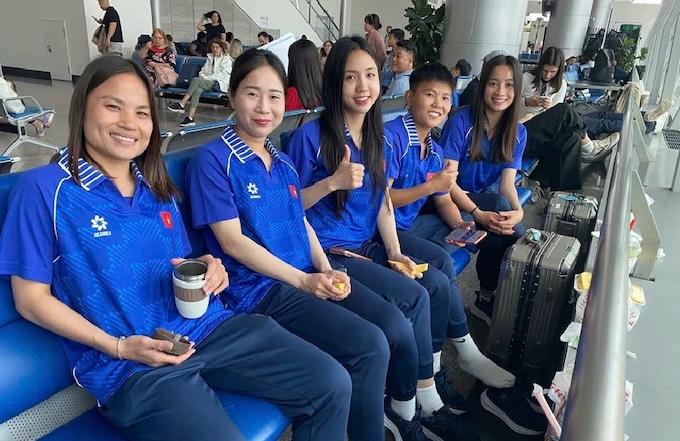 Các nữ tuyển thủ Việt Nam tại sân bay trước giờ lên đường. Ảnh: VFF 