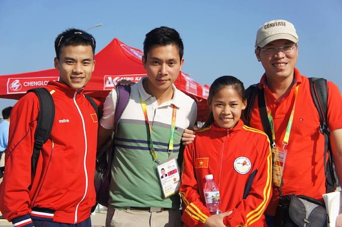 Thanh Phúc được các phóng viên an ủi tại SEA Games 2013. Ảnh: Đức Cường 