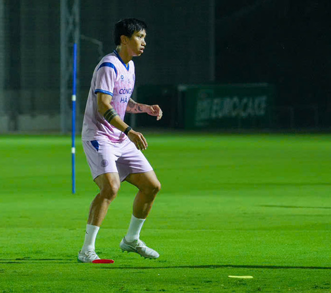 Đoàn Văn Hậu tham gia tập luyện trong đội hình gồm nhiều cầu thủ đá chính của CLB Công an Hà Nội - Ảnh: CLB Công an Hà Nội 