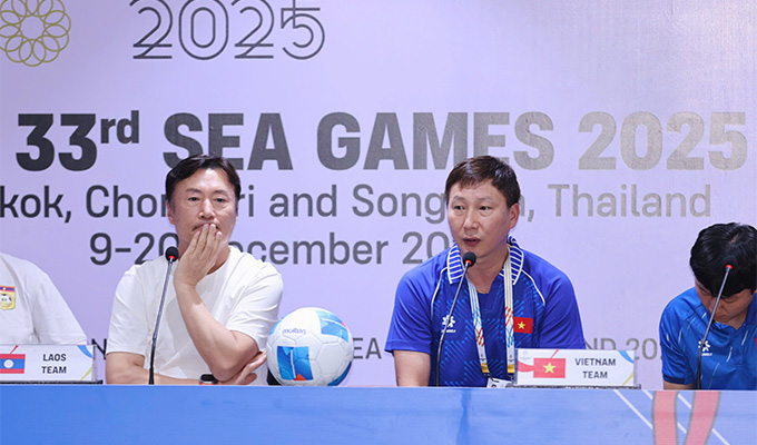 HLV Kim Sang Sik và HLV Ha Hyeok Jun có lần thứ 5 gặp nhau chỉ trong thời gian ngắn - Ảnh: Đức Cường