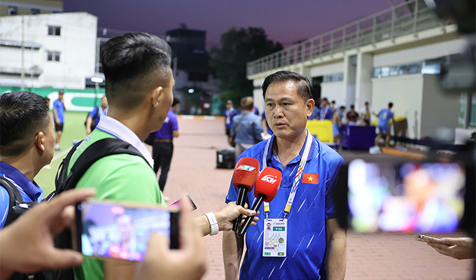 Phó chủ tịch VFF Trần Anh Tú trả lời truyền thông về công tác chuẩn bị của U22 Việt Nam - Ảnh: Đức Cường 