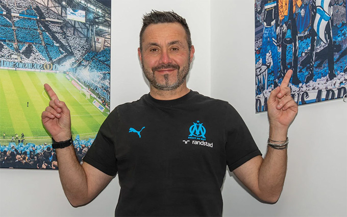 De Zerbi trong phòng làm việc của ông