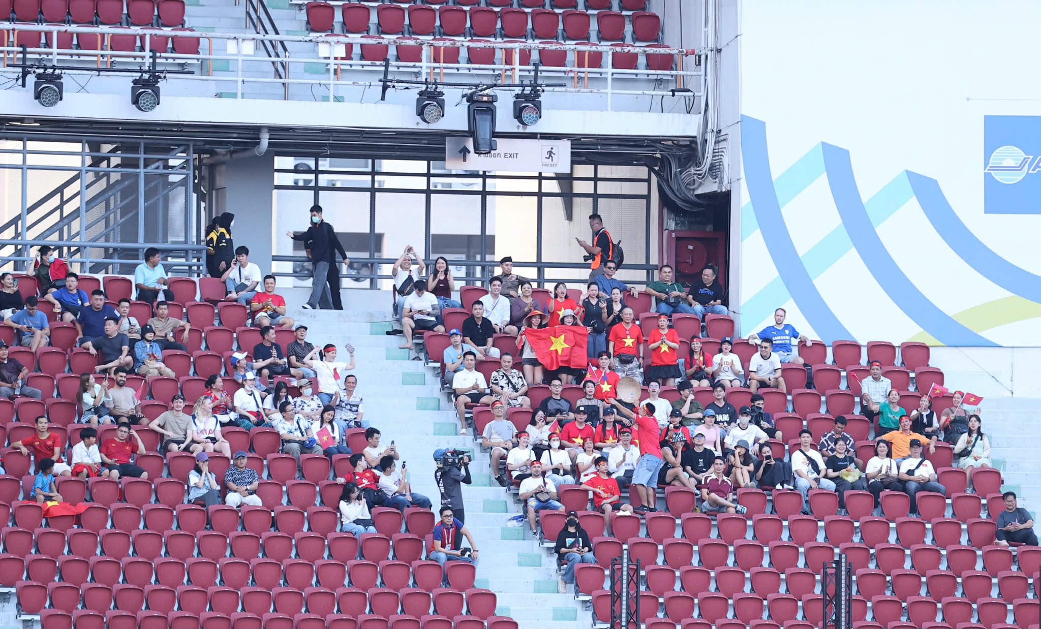 Không có nhiều CĐV Việt Nam tới sân cổ vũ thầy trò HLV Kim Sang Sik trận ra quân - Ảnh: Đức Cường