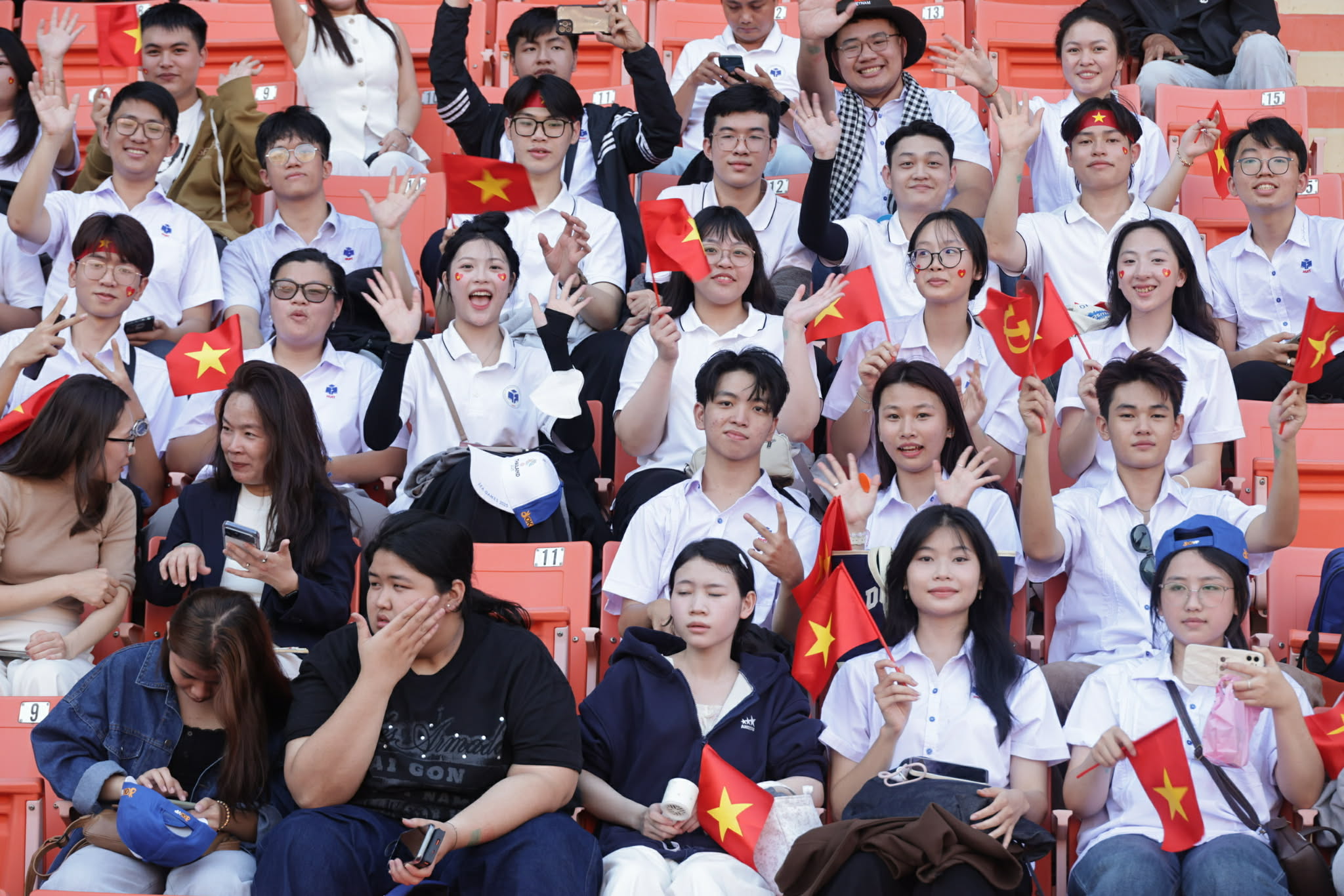 Phần lớn các CĐV tới cổ vũ U22 Việt Nam ở trận gặp U22 Lào đang học tập và làm việc tại Thái Lan - Ảnh: Đức Cường