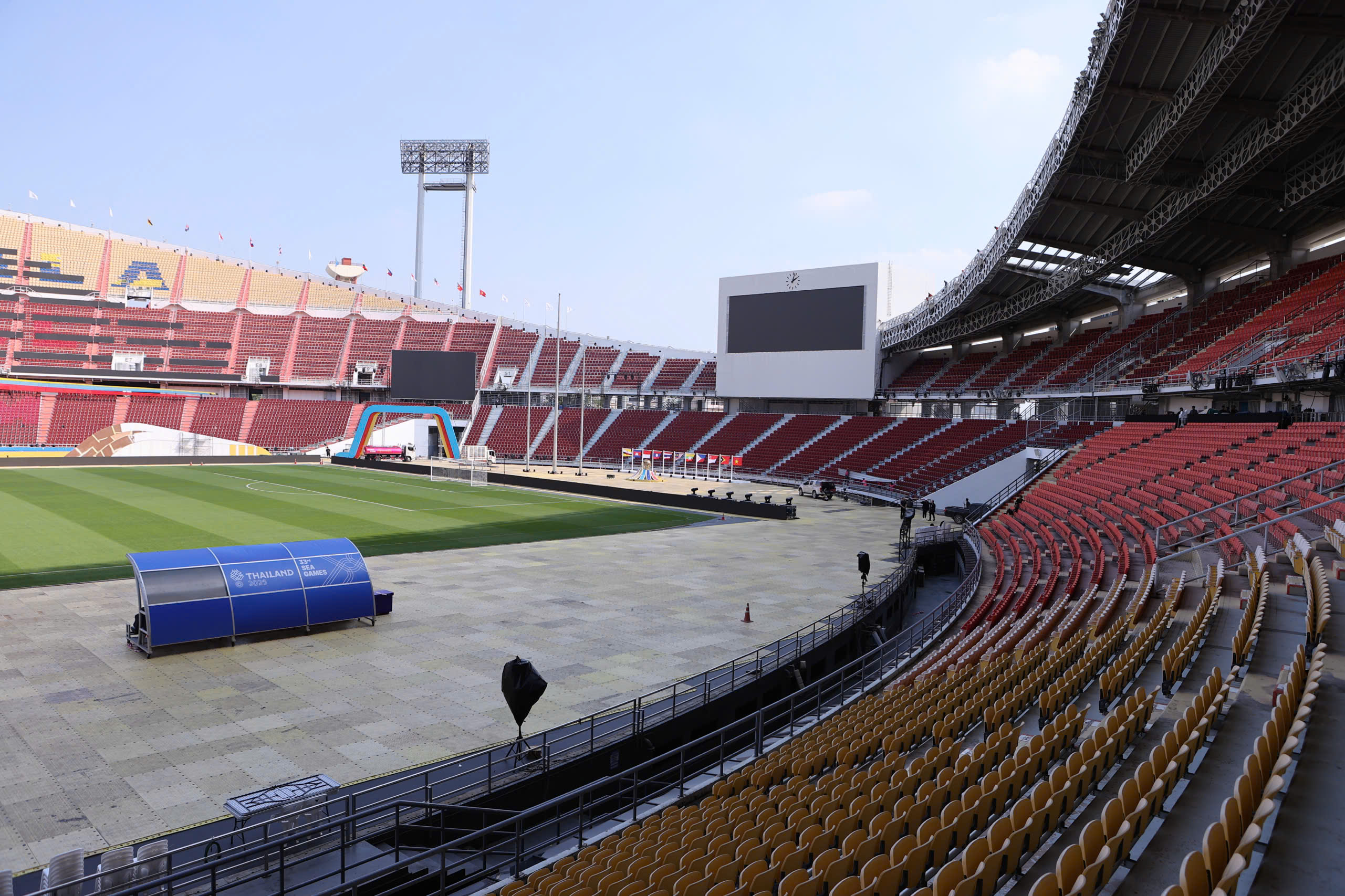 Hàng ghế phục vụ khán giả tới sân. Theo dự đoán, sẽ có rất đông người hâm mộ Việt Nam tới sân Rajamangala chiều nay để cổ vũ cho thầy trò HLV Kim Sang Sik (Ảnh: Đức Cường)