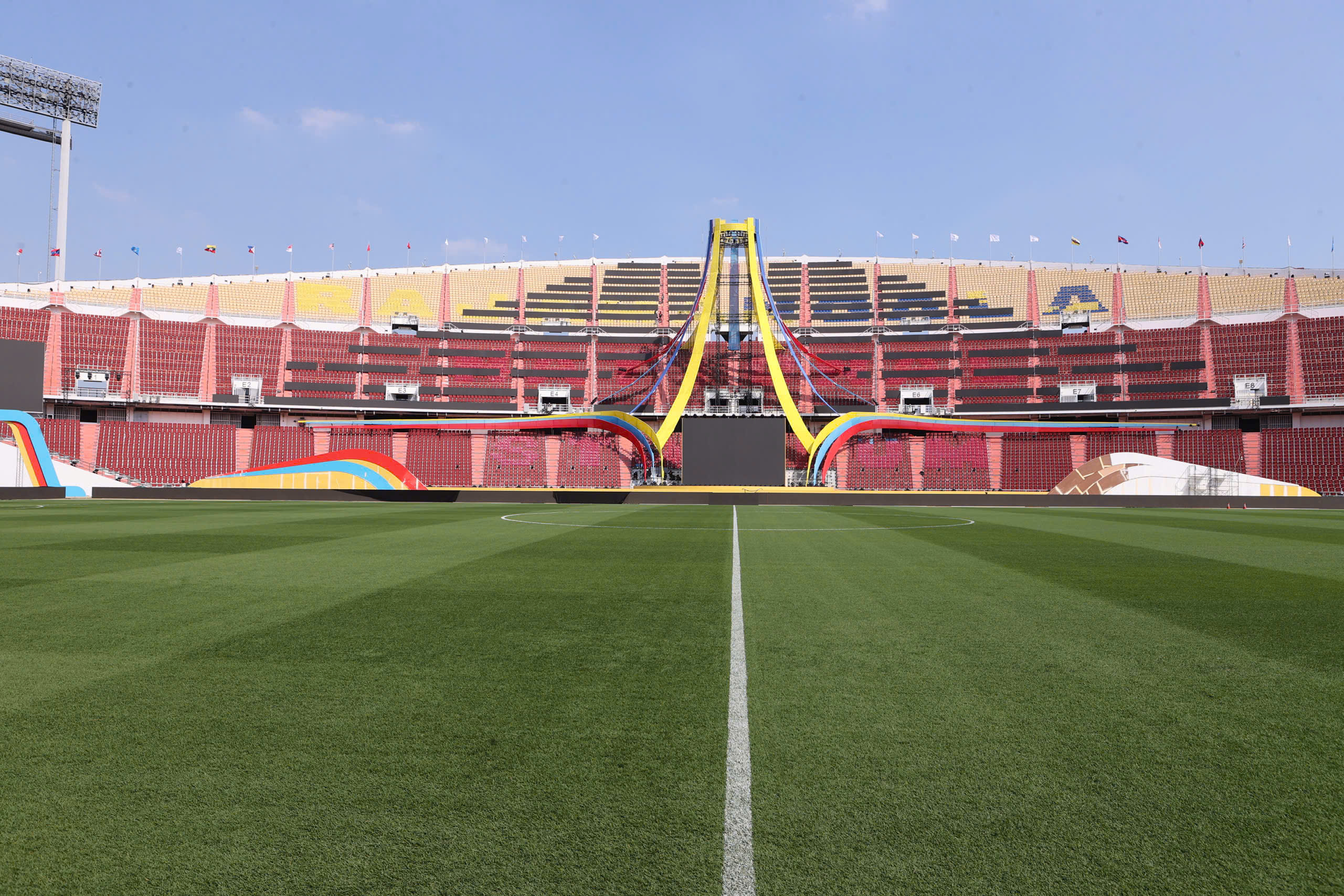 Mặt cỏ sân Rajamangala đang được chăm sóc rất tốt trước trận đấu giữa U22 Việt Nam và U22 Lào tại bảng B SEA Games 33. Với điều kiện thi đấu lý tưởng, các cổ động viên đang rất ngóng chờ vào những pha bóng hay tới từ cuộc đối đầu này (Ảnh: Đức Cường)