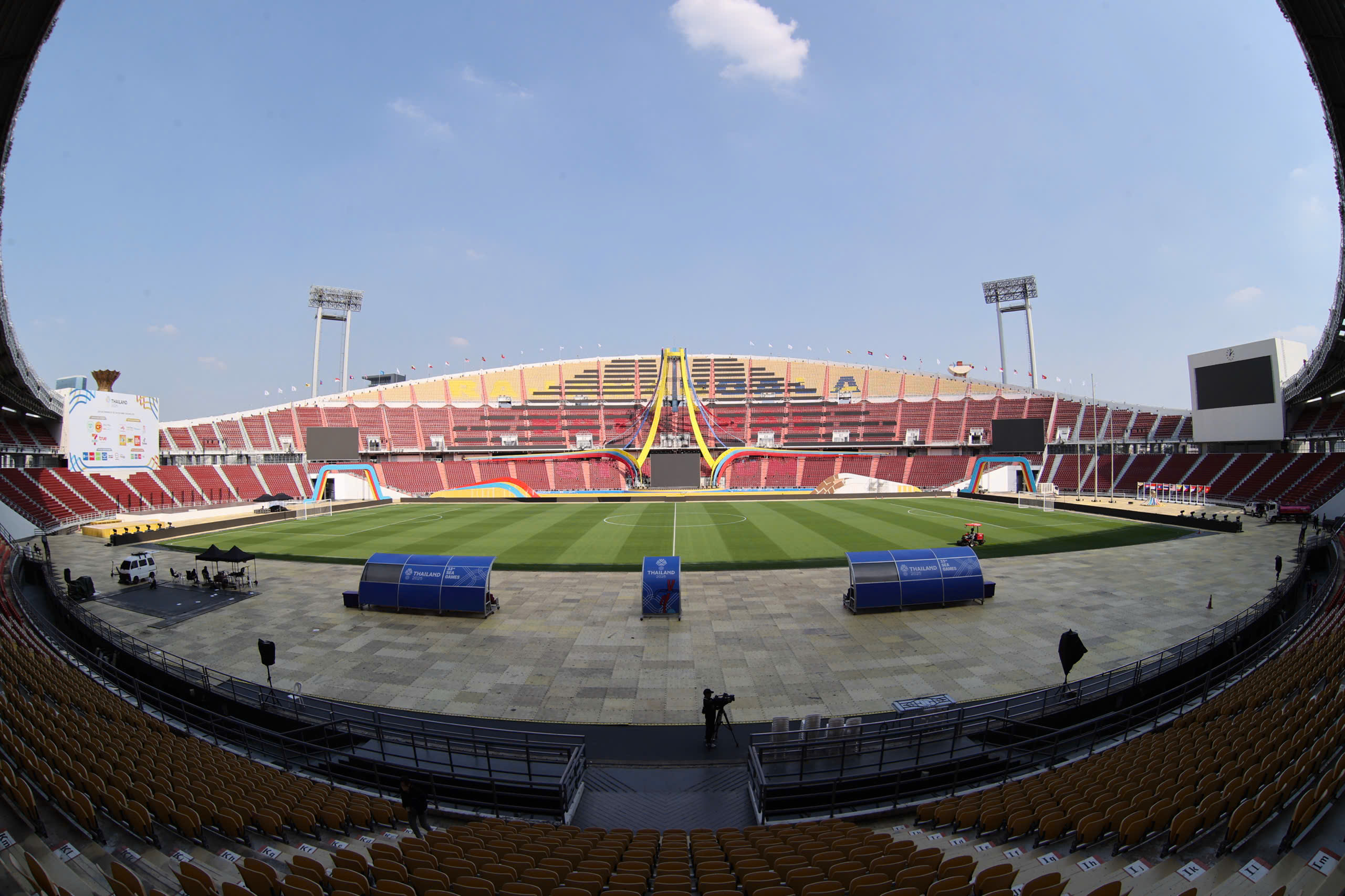 Ở thời điểm khánh thành, Rajamangala là một trong những sân vận động có quy mô lớn nhất thế giới với sức chứa lên đến 80.000 người. Còn hiện tại, sân đấu này sau thời gian cải tạo có thể đón tiếp hơn 50.000 khán giả (Ảnh: Đức Cường)