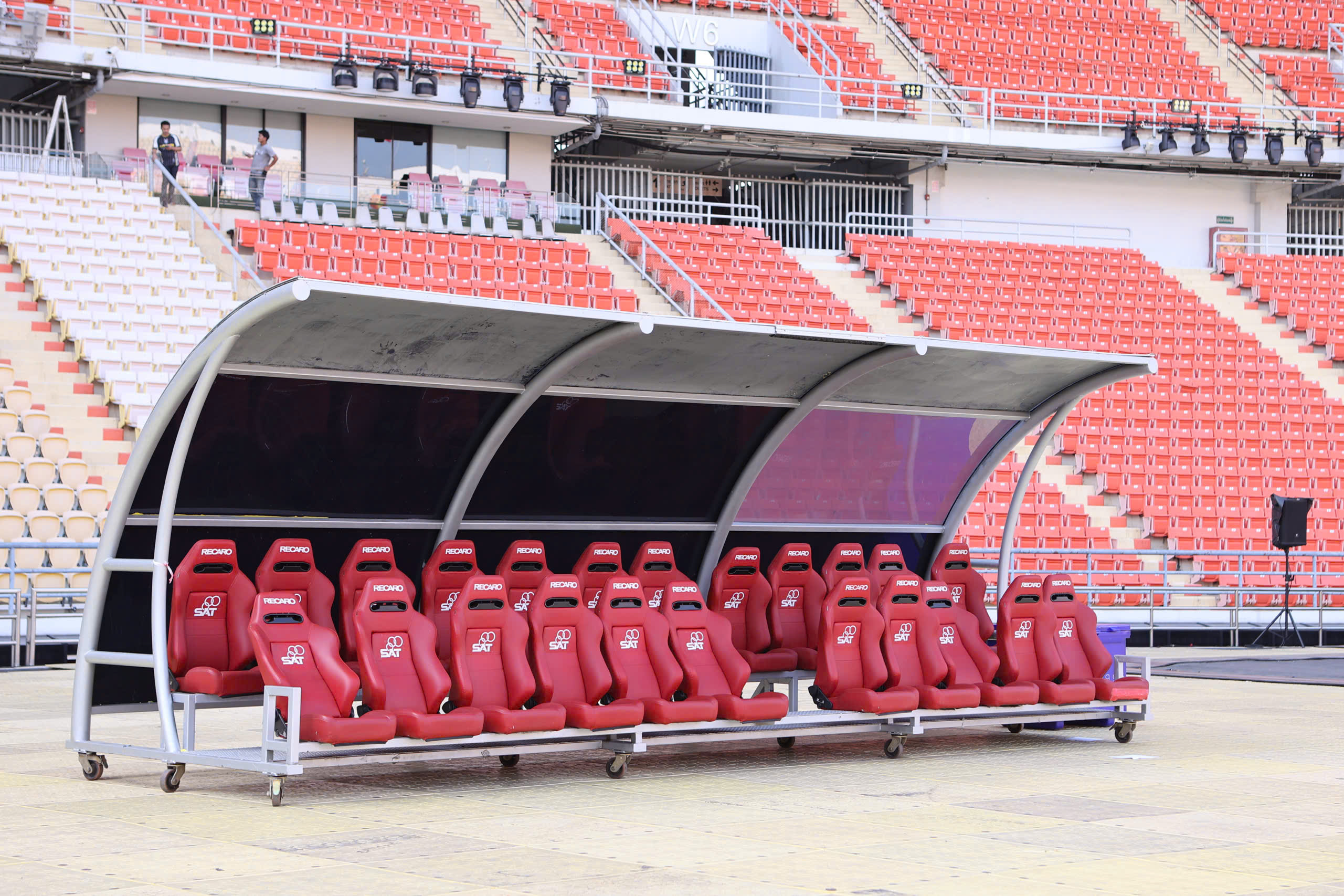 Băng ghế dành cho các đội bóng bên ngoài đường piste của sân (Ảnh: Đức Cường)