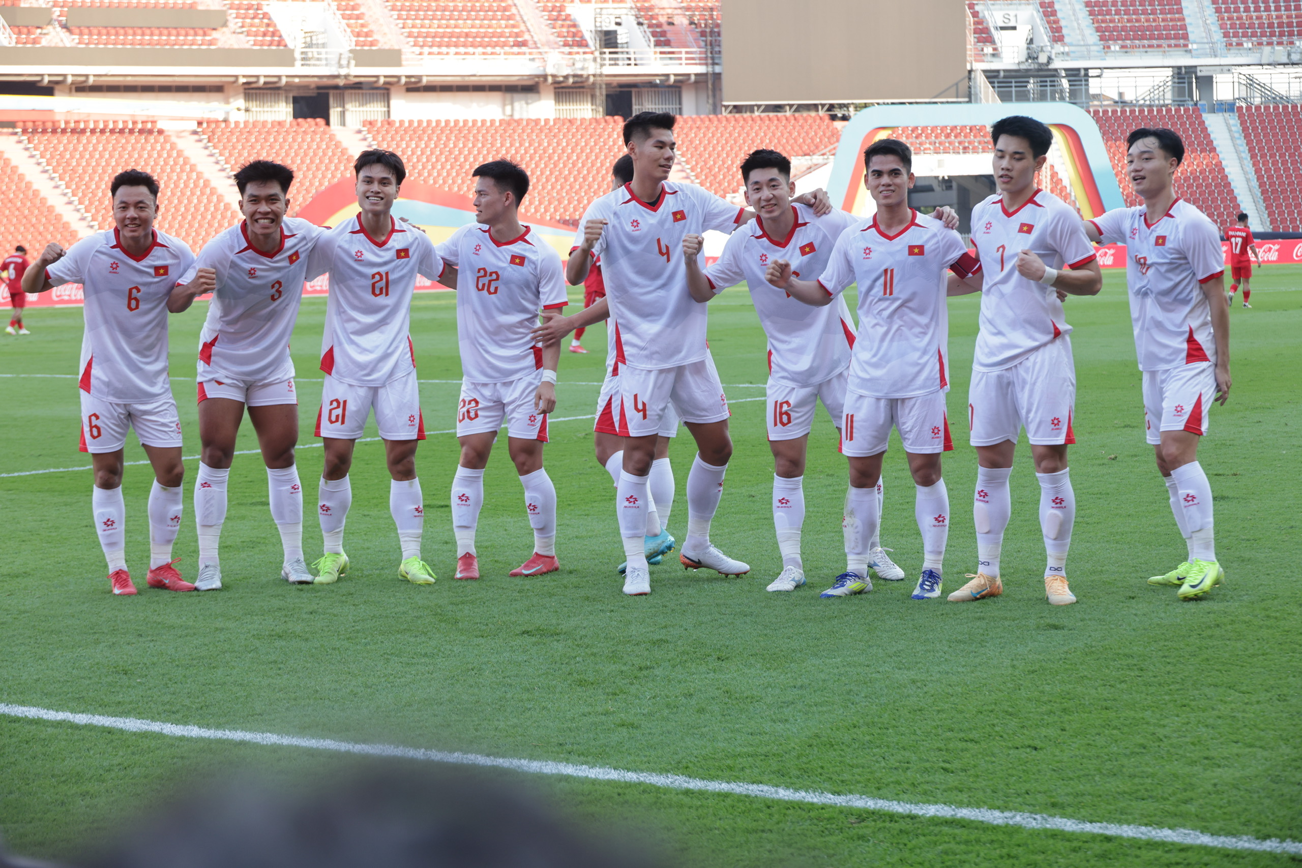 U22 Việt Nam hứa hẹn sẽ có màn tiếp lửa hùng hậu hơn của các cổ động viên ở trận gặp U22 Malaysia - Ảnh: Đức Cường