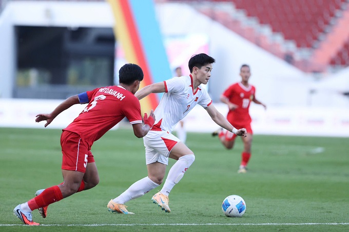 Đình Bắc đột phá trước cầu thủ U22 Lào. Ảnh: Đức Cường 