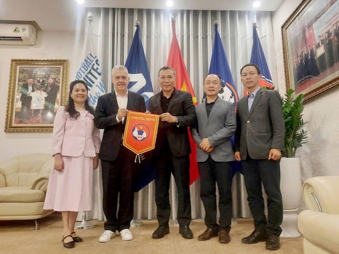 Chủ tịch Trần Quốc Tuấn và lãnh đạo VFF tiếp ông Theodore Giannikos. Ảnh: VFF