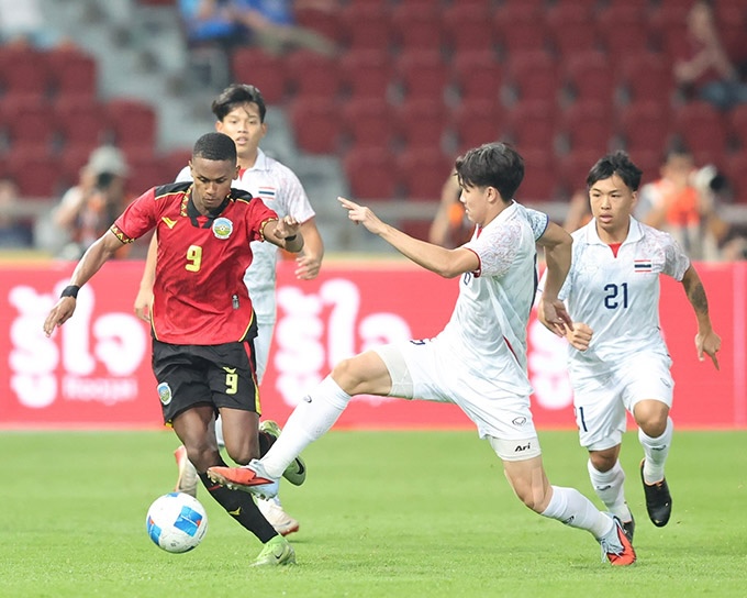 Được đánh giá yếu hơn, nhưng U22 Timor Leste (áo đỏ) đã chơi ngang ngửa với đối thủ trong suốt hiệp 1