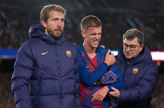 Dani Olmo ghi bàn và rời sân do chấn thương