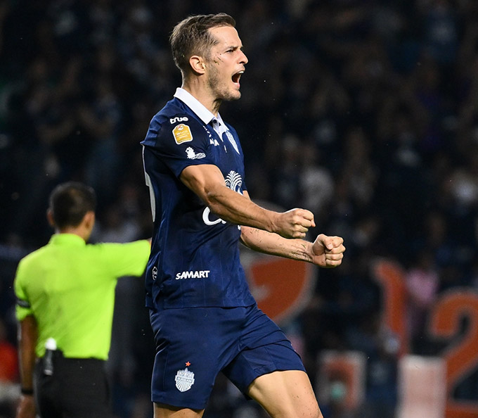 Buriram gỡ hoà phút chót 