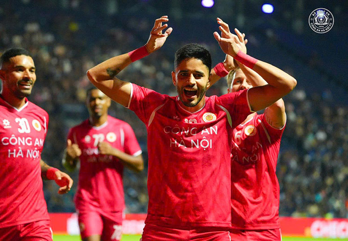 Leo Artur mở tỷ số cho CLB Công an Hà Nội 