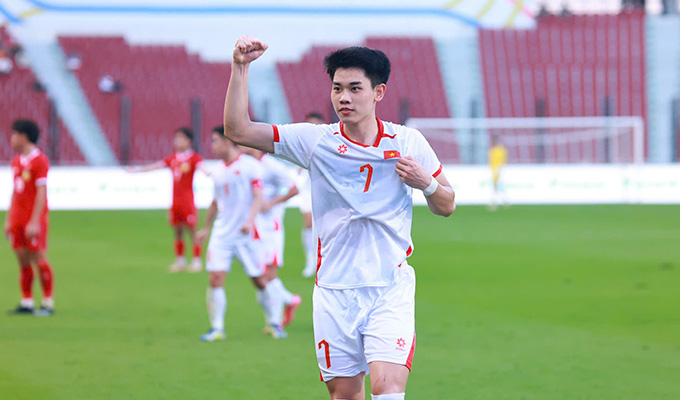 Đình Bắc ăn mừng bàn thắng thứ 2 vào lưới U22 Lào - Ảnh: Đức Cường 