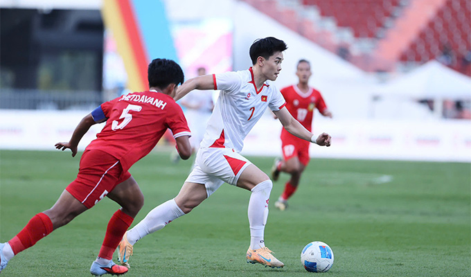 Đình Bắc đi bóng dứt điểm ghi bàn cho U22 Việt Nam - Ảnh: Đức Cường 