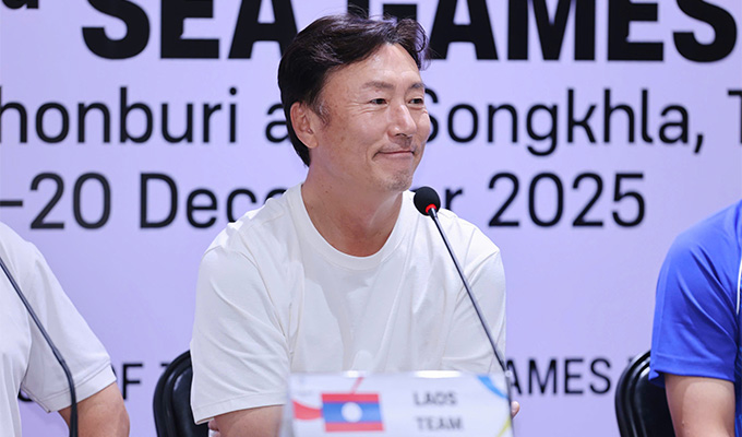 HLV Ha Hyeok Jun tiếc nuối khi đội nhà thất bại 1-2 trước U22 Việt Nam ở ngày ra quân SEA Games 33 - Ảnh: Đức Cường