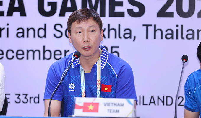 HLV Kim Sang Sik hài lòng dù U22 Việt Nam thắng vất vả trước U22 Lào ở trận ra quân SEA Games 33 -Ảnh: Đức Cường
