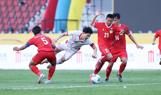 U22 Lào gây ra nhiều khó khăn cho Đình Bắc và các đồng đội - Ảnh: Đức Cường