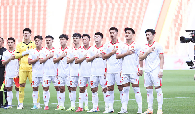 U22 Việt Nam hát "chay" quốc ca ở trận ra quân với U22 Lào - Ảnh: Đức Cường 