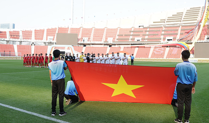 BTC SEA Games 3 xin lỗi Việt Nam và Lào sau sự cố không thể cử hành quốc ca ở trận ra quân bảng B - Ảnh: Đức Cường 
