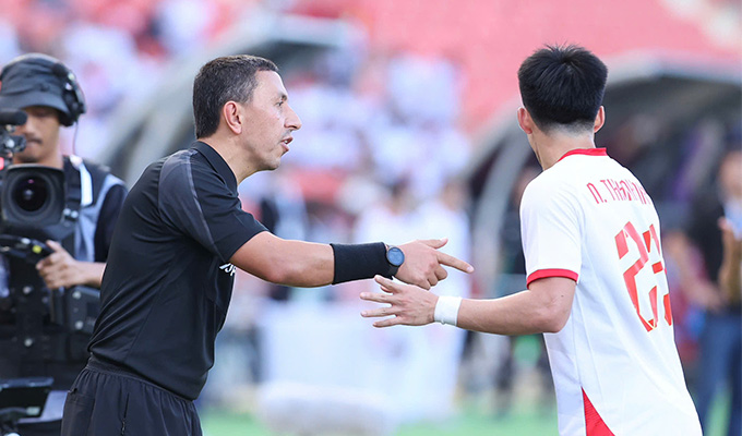 Cầu thủ U22 Việt Nam phản ứng khiến trọng tài "bẻ còi" công nhận bàn thắng của Đình Bắc - Ảnh: Đức Cường 