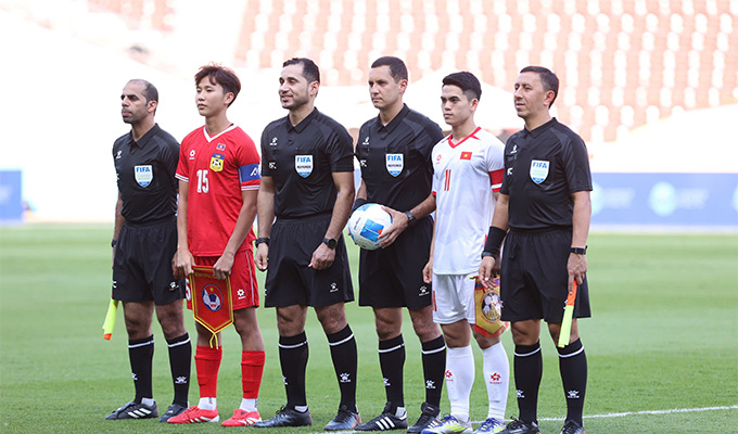 U22 Việt Nam và U22 Lào làm thủ tục ra sân ở trận mở màn bảng B SEA Games 33 - Ảnh: Đức Cường 