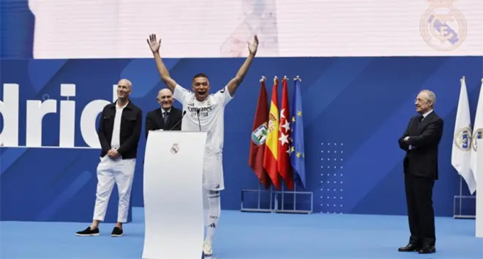 Mbappe trong lễ ra mắt thu hút 8 vạn khán giả tham dự