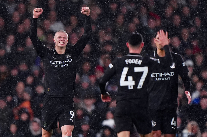 Haaland (trái) ăn mừng sau khi ghi bàn mở tỉ số cho Man City vào lưới của Fulham