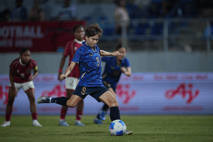 Jiraporn có ngày thi đấu ấn tượng với cú hat-trick chỉ trong vòng 9 phút.