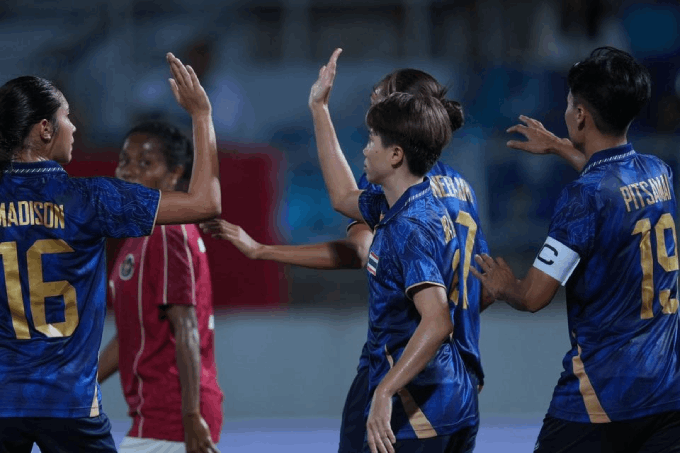 ĐT nữ Thái Lan có ngày ra quân thuận lợi với chiến thắng 8-0 trước Indonesia.