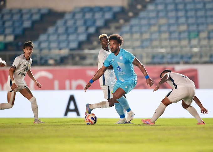 Xuân Son (áo xanh) là cầu thủ nổi trội nhất trong trận đấu này. Ảnh: Quang Đương