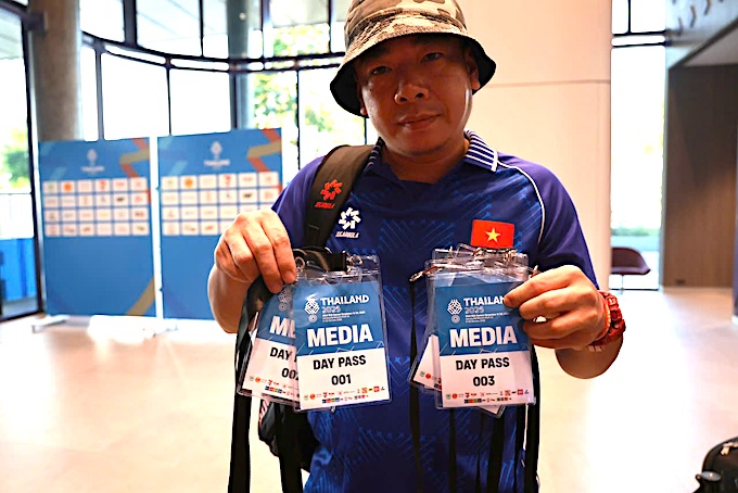 Đến Thái Lan những ngày đầu, các phóng viên toàn phải xài thẻ phụ, vì chưa có thẻ tác nghiệp. Ảnh: Đức Đồng
