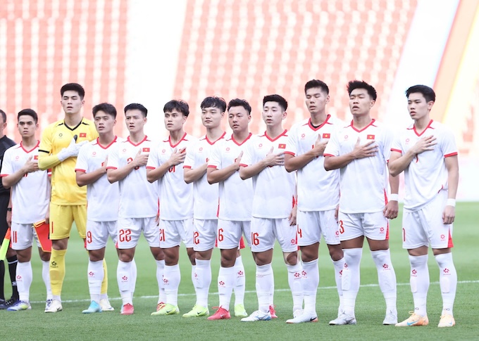 Trận mở màn SEA Games 33 gặp U22 Lào, các tuyển thủ U22 Việt Nam đã phải tự hát quốc ca vì BTC không mở nhạc. Ảnh: Đức Cường