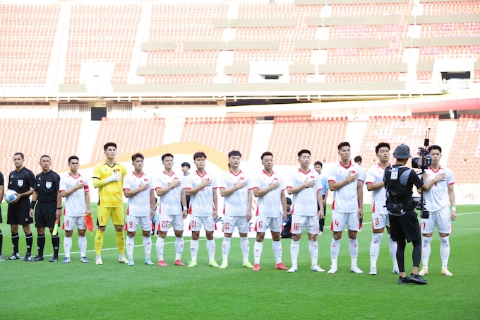 ĐT U22 Việt Nam phải "hát chay" Quốc ca ở trận ra quân gặp Lào. Ảnh: Đức Cường
