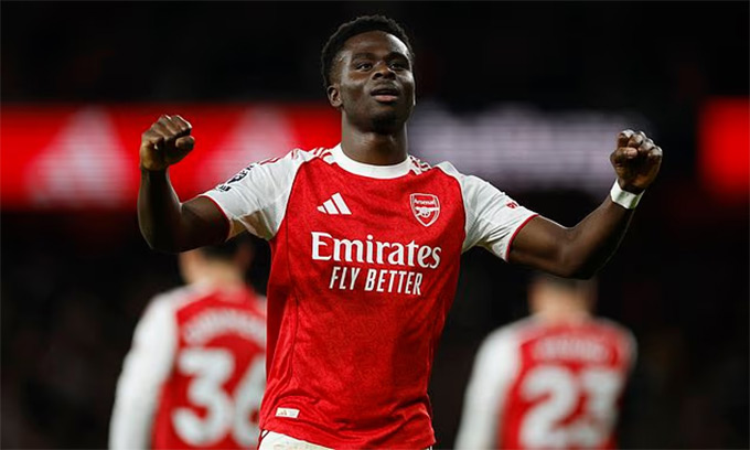 Saka ghi bàn ấn định chiến thắng cho Arsenal
