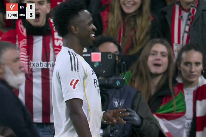 Vinicius lại có hành động không đẹp với NHM