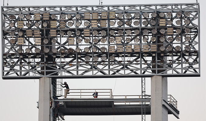 Dàn đèn sân Rajamangala cũng bị hỏng trước trận đấu giữa U22 Việt Nam và U22 Lào - Ảnh: Đức Cường 