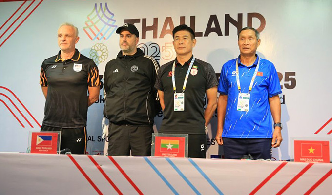 HLV Mai Đức Chung cùng các HLV của những đội bóng còn lại tại bảng B tham dự buổi họp báo trước ngày khai màn SEA Games 33 