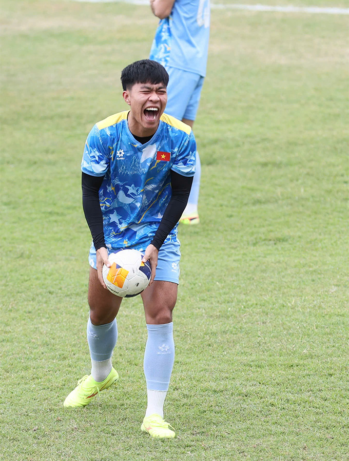 Nụ cười tươi rói của trung vệ Lý Đức 