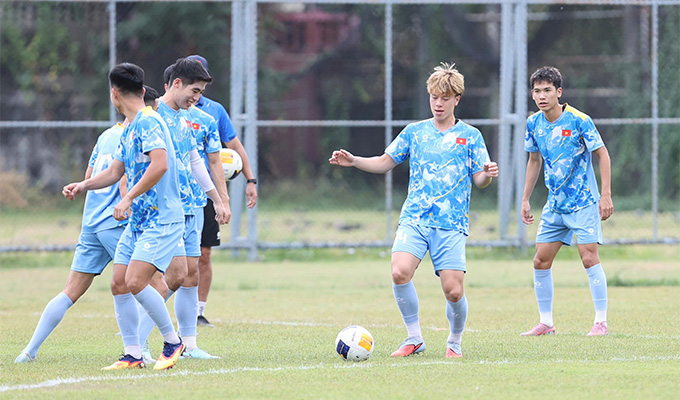 Viktor Lê và nhóm cầu thủ dự bị, không ra sân thi đấu tập riêng với khối lượng vận động cao hơn 