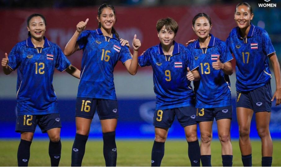 Đội tuyển nữ Thái Lan nhận thưởng lớn của Madam Pang - Ảnh: CHANGSUEK