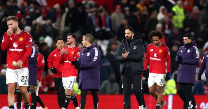 Bản thân HLV Amorim cũng đang bị áp lực nặng trĩu bủa vây