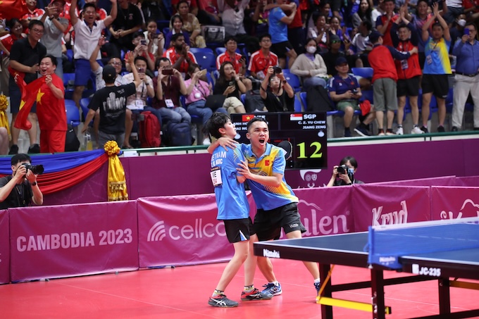 Niềm vui của Anh Hoàng và Mai Ngọc khi giành HCV đôi nam nữ tại SEA Games 32. Ảnh: Quốc An